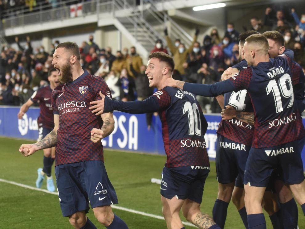 Los jugadores de la SD Huesca celebran el gol de la victoria ante el Lugo.