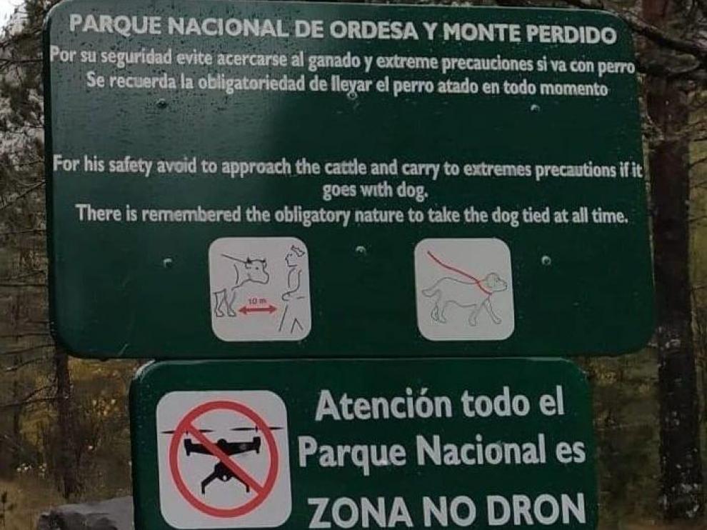 Señal de prohibición del uso de drones en el Parque Nacional de Ordesa.