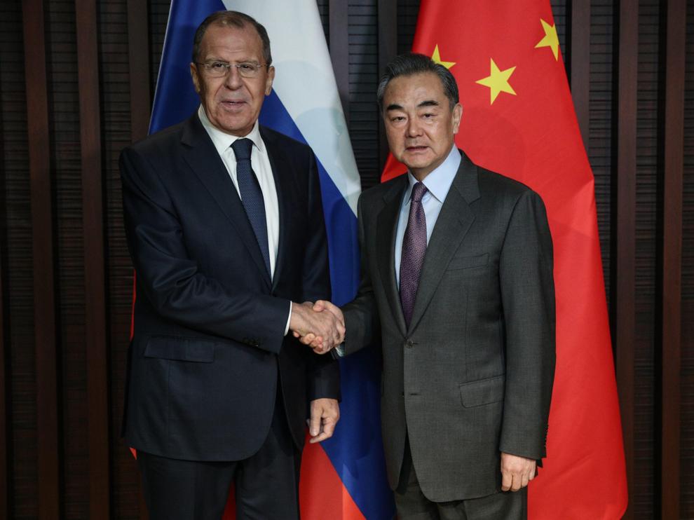 Los ministros de Exteriores de Rusia y China durante su encuentro este jueves