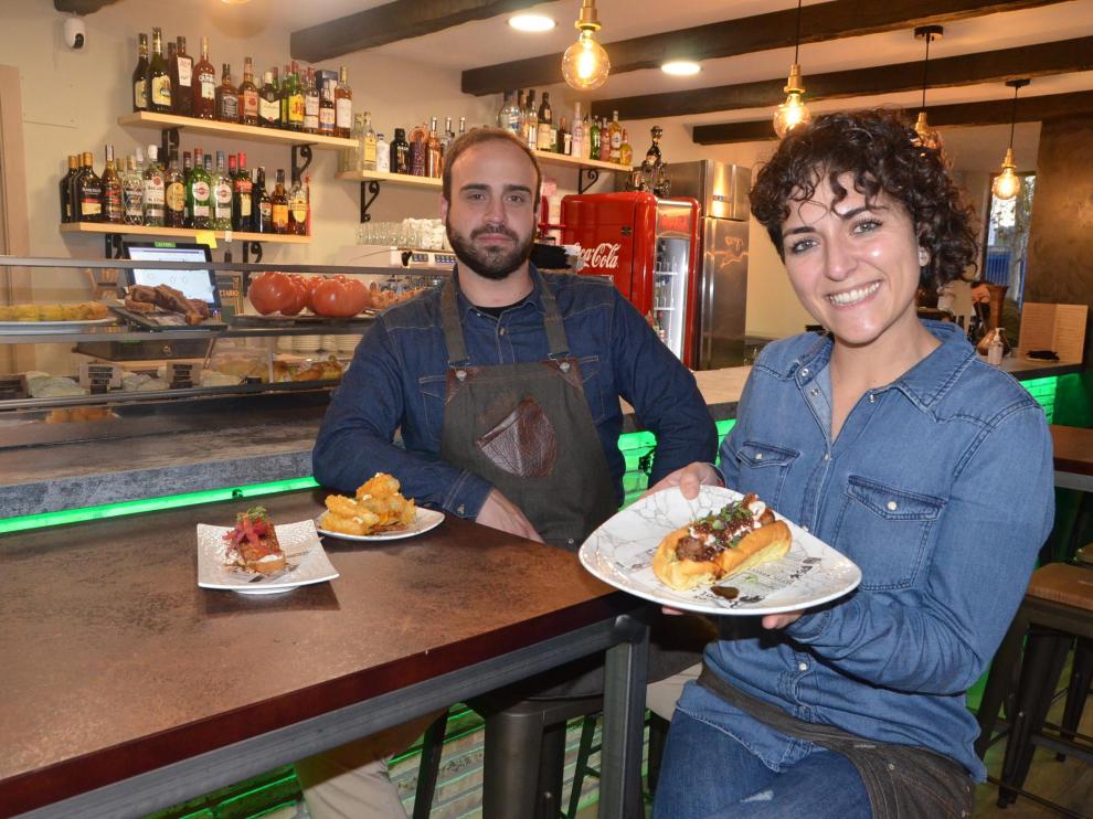 Pablo Alberto Castillo y Laura Martín, en una de las mesas altas de Torre Vara.