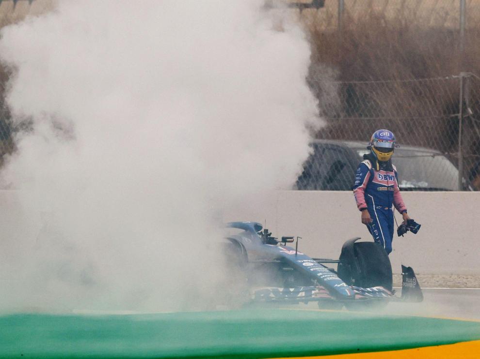 El Alpine de Fernando Alonso arde en Montmeló.