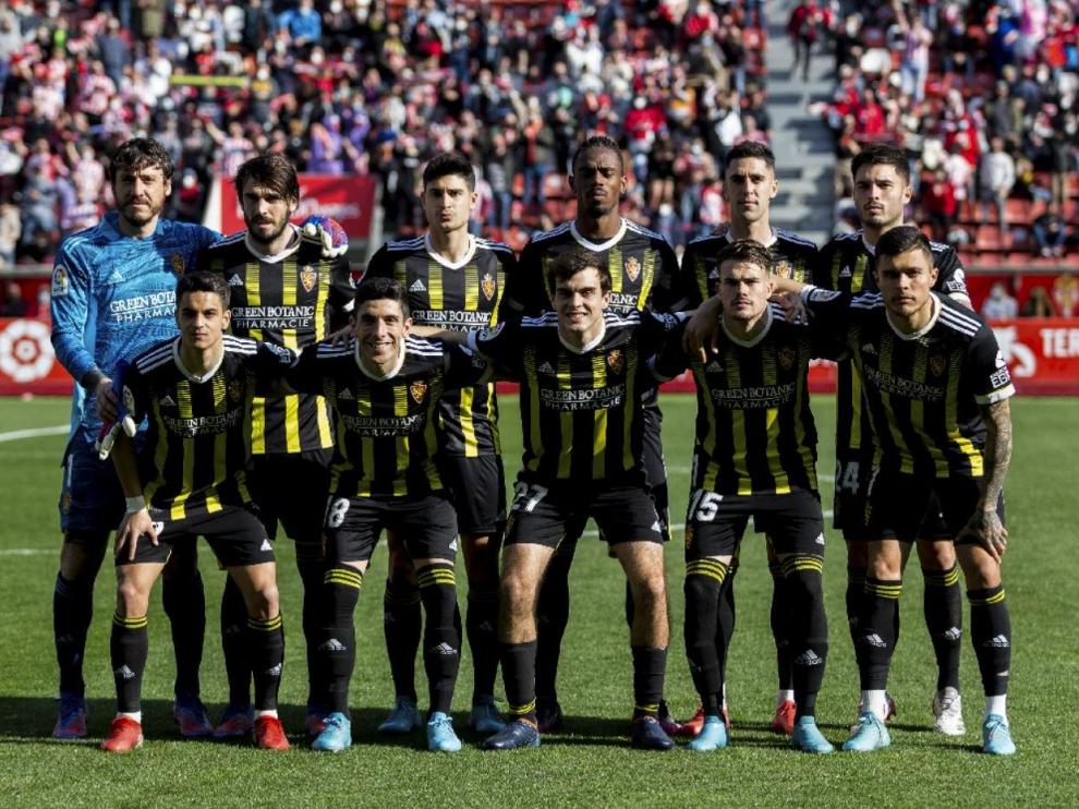 Foto clásica de la historia del fútbol: el once inicial del Real Zaragoza en Gijón este domingo.