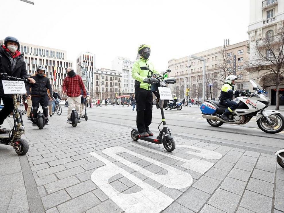 Manifestación de Vehículos de Movilidad Personal en la plaza de España.