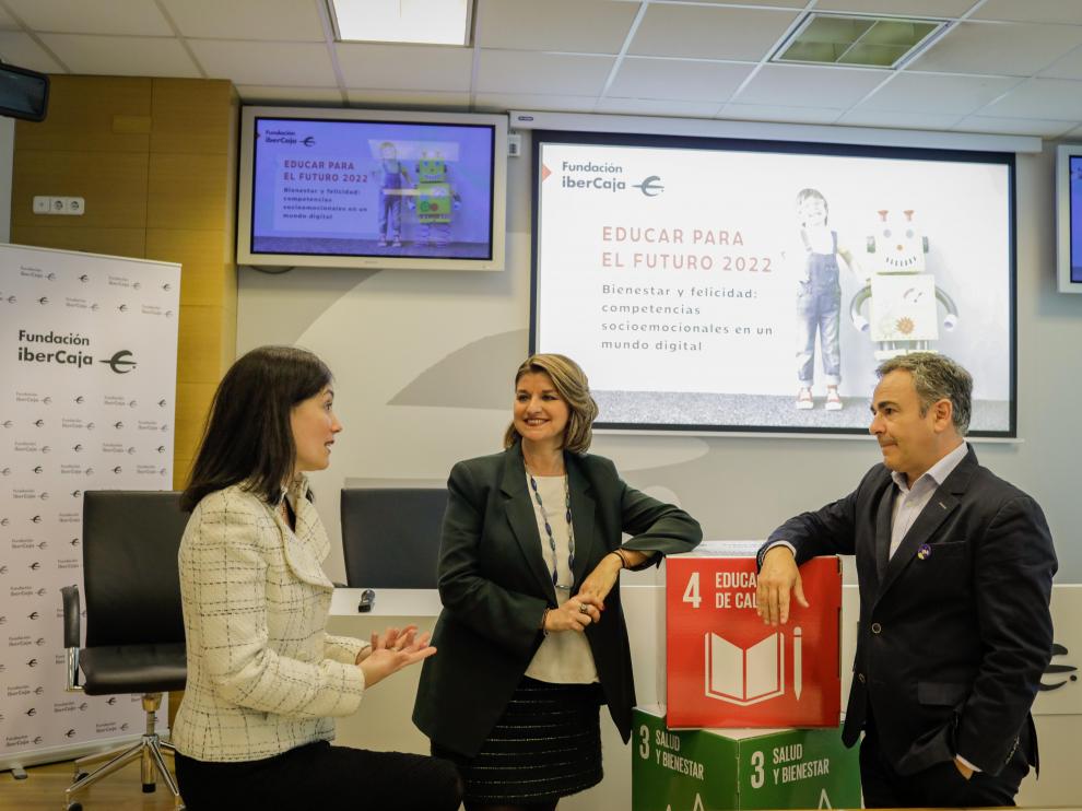 Carmen Campos, coordinadora de responsabilidad social corporativa y proyectos de educación de Fundación Ibercaja; Mayte Santos, jefa del área de Desarrollo Profesional de Fundación Ibercaja, y Luis Gallardo, presidente de World Happiness Foundation.
