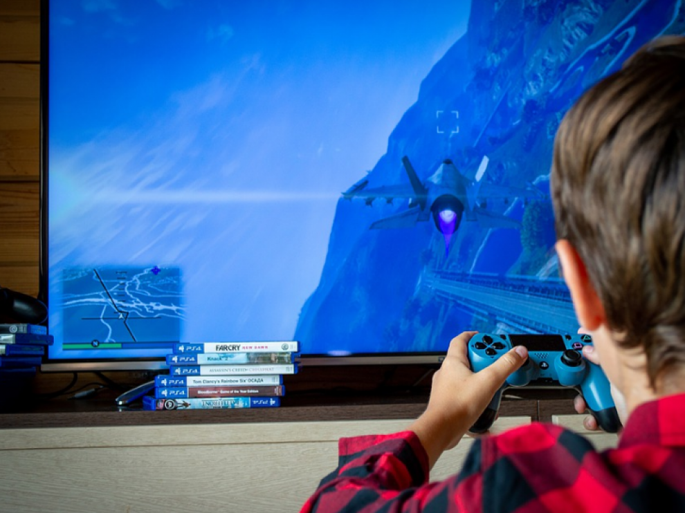 Imagen de archivo de un joven jugando a videojuegos.