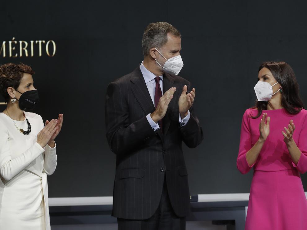 La presidenta de Navarra, Felipe VI y la Reina Letizia en la entrega de la Medallas al Honor en Bellas Artes.