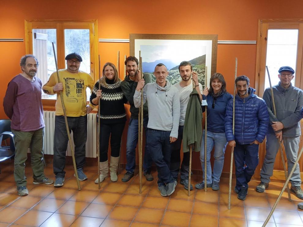 Dos de los profesores con los alumnos, que portaban cayados de pastor.