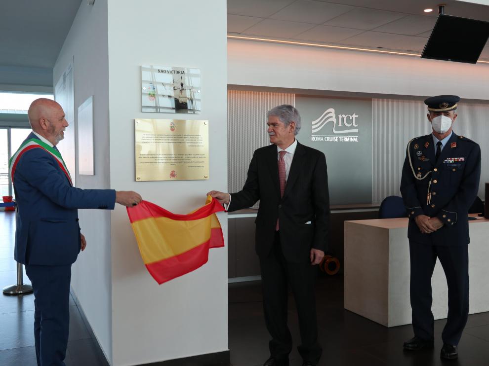 El embajador de España en Italia, Alfonso Dastis (d), y el alcalde de Civitavecchia, Ernesto Tedesco (i), en el homenaje a la gesta