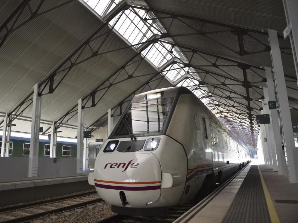 Un tren regional llegando a la nueva estación internacional de Canfranc.