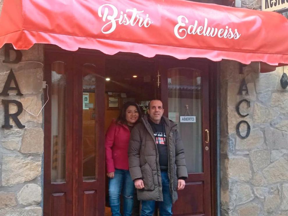 Verónica Reyes y Miguel Montalbán en su restaurante Bistró Edelweiss de Bielsa.