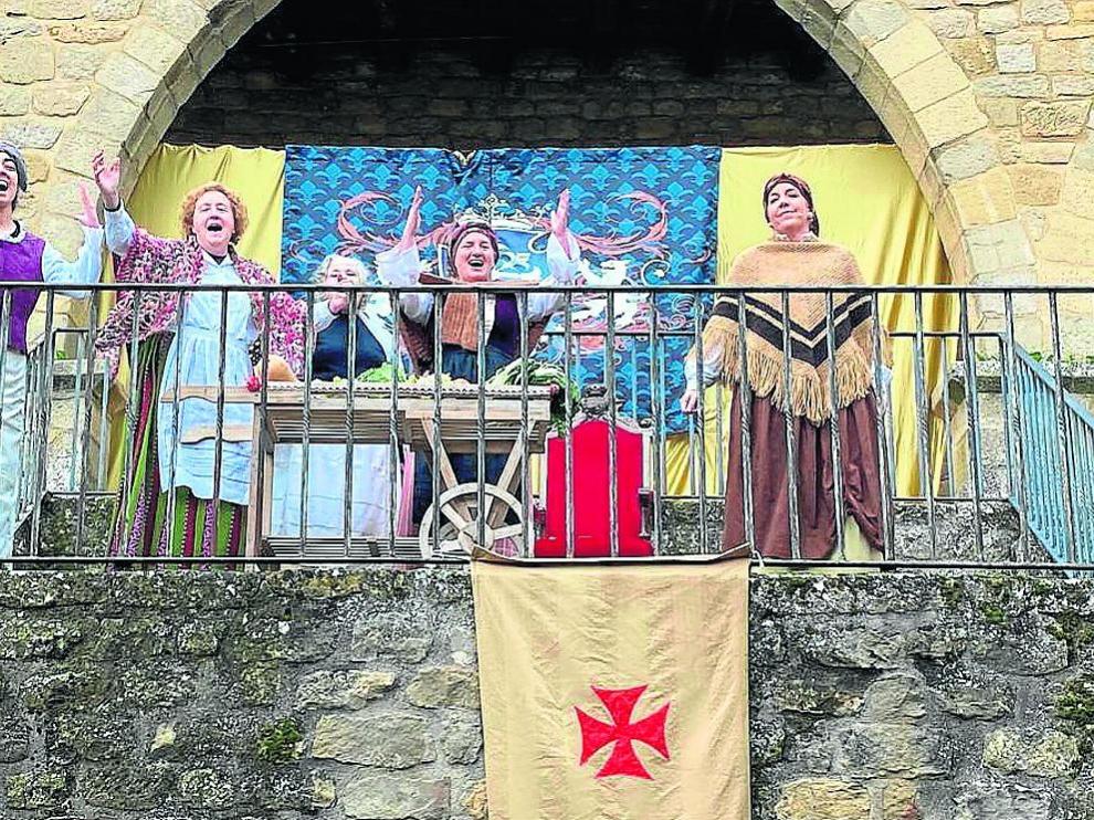 La teatralización de ‘Las alcahuetas’, ayer en la Lonja medieval.