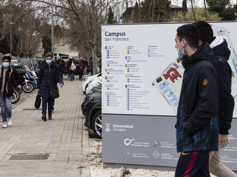 Estudiantes en el campus de San Francisco, este martes en Zaragoza.