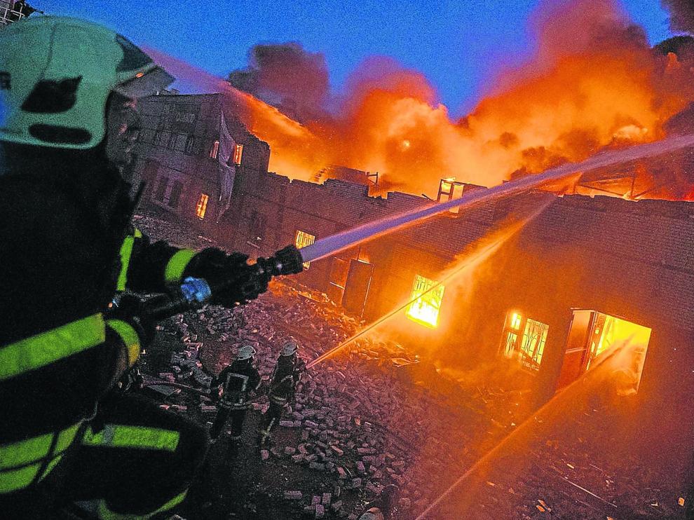 Los bomberos trabajan contra las llamas en el incendio de un gran edificio de Kiev alcanzado por los bombardeos rusos