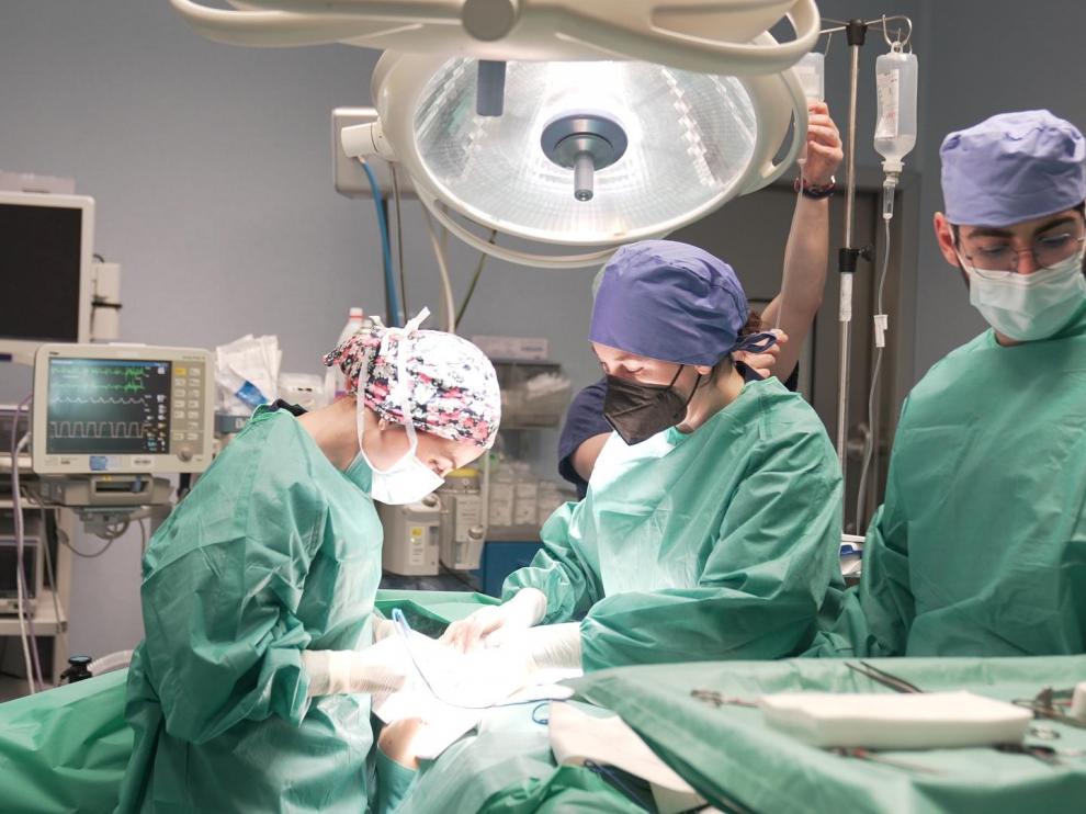 La doctora Marta Gutiérrez, miembro del equipo de cirugía general y aparato digestivo de Quirónsalud Zaragoza, fue la encargada de llevar el caso de Rosana.