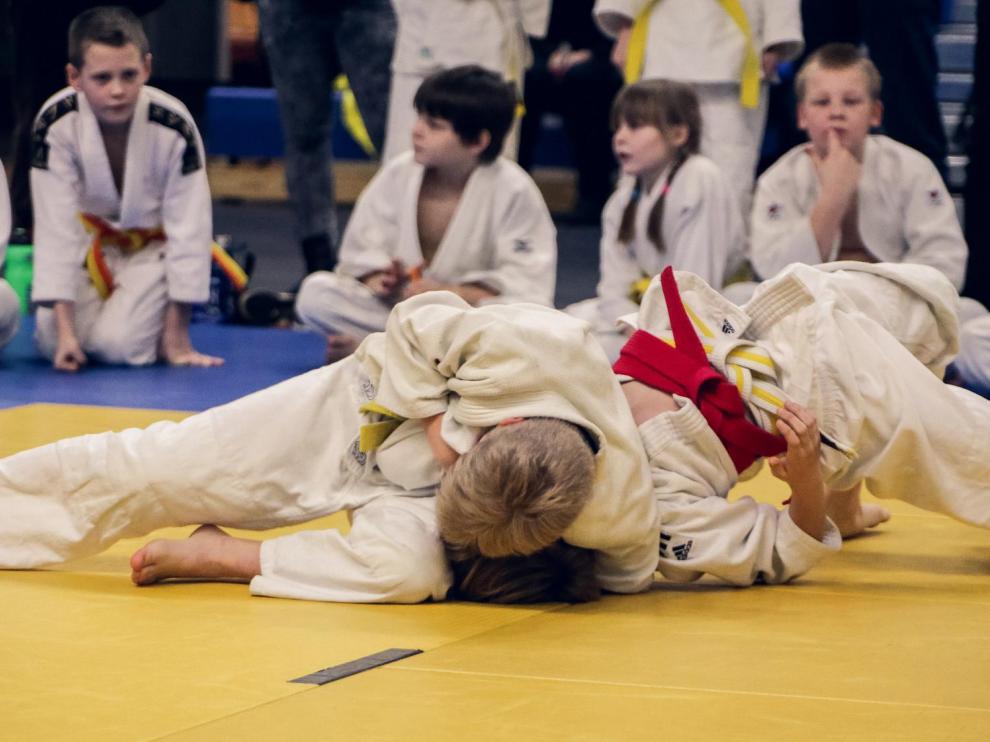 En el deporte, cada judoka trata de voltear a su oponente cuando se encuentra de pie o de dominar y controlar su cuerpo cuando se lucha en el suelo.