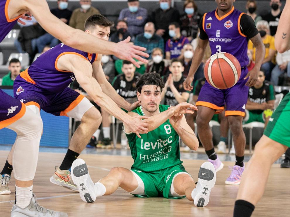 Casanova, en el suelo durante el partido en Palencia.