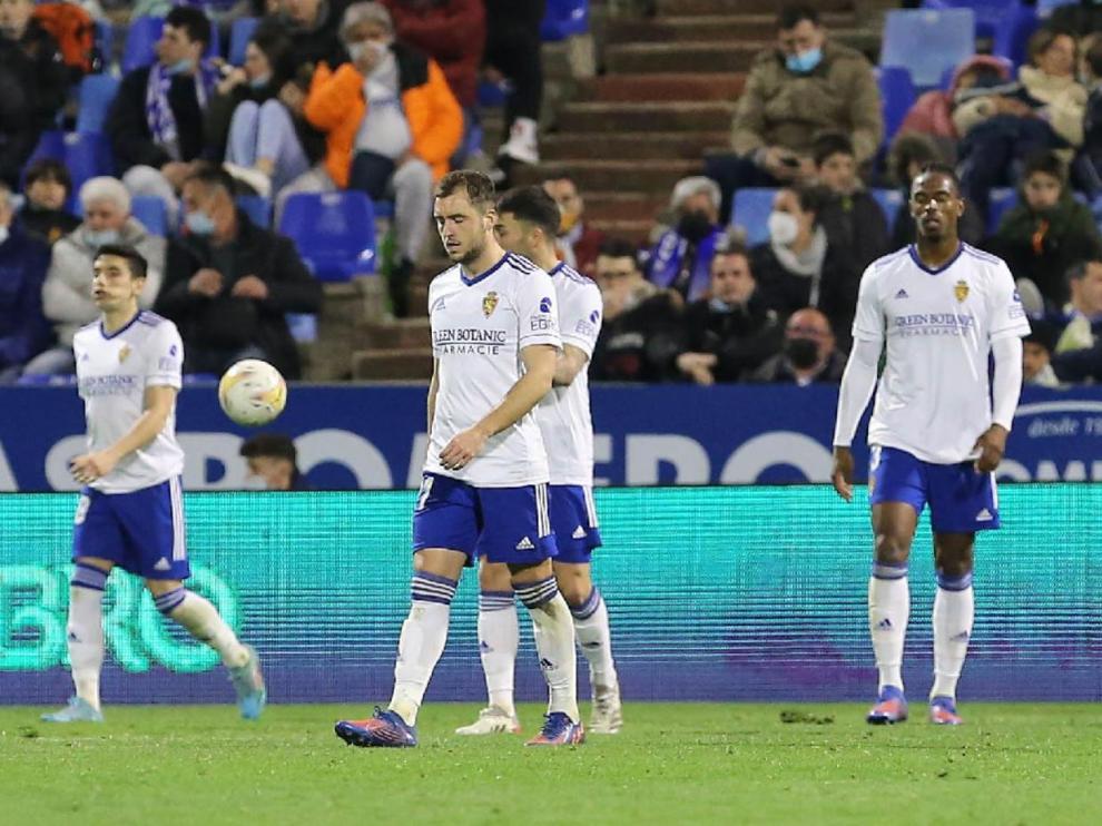 Imagen del estado de ánimo de los jugadores zaragocistas al encajar el 0-1 del Amorebieta a falta de solo 13 minutos para el final.