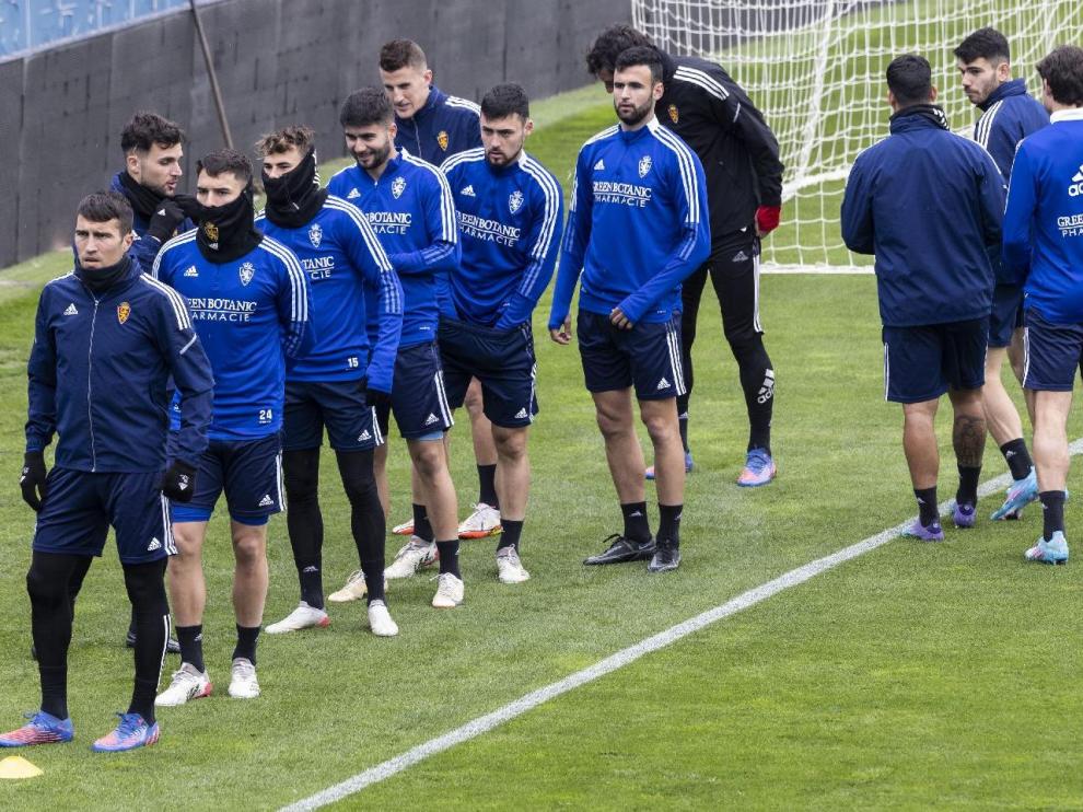 Los jugadores del Real Zaragoza se ponen en fila para llevar a cabo un ejercicio físico, la pasada semana en La Romareda.