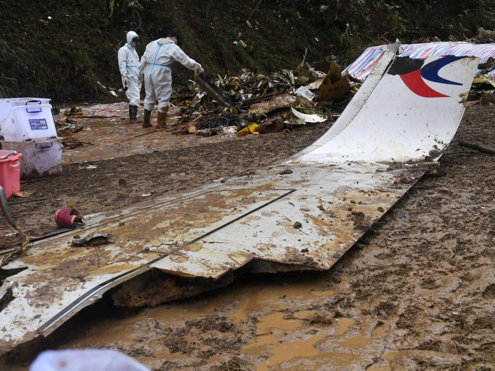 Restos del avión siniestrado en China.