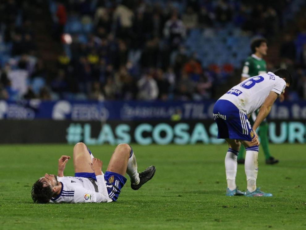 Azón, Álvaro Giménez (en el suelo) y Gámez, decepcionados tras el partido ante el Amorebieta del viernes.