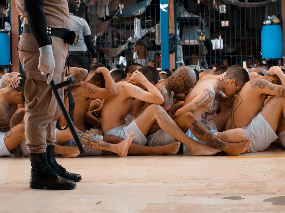 Pandilleros de la Mara Salvatrucha y Barrio 18 en el Centro Penal de Quezaltepeque (El Salvador), este lunes.