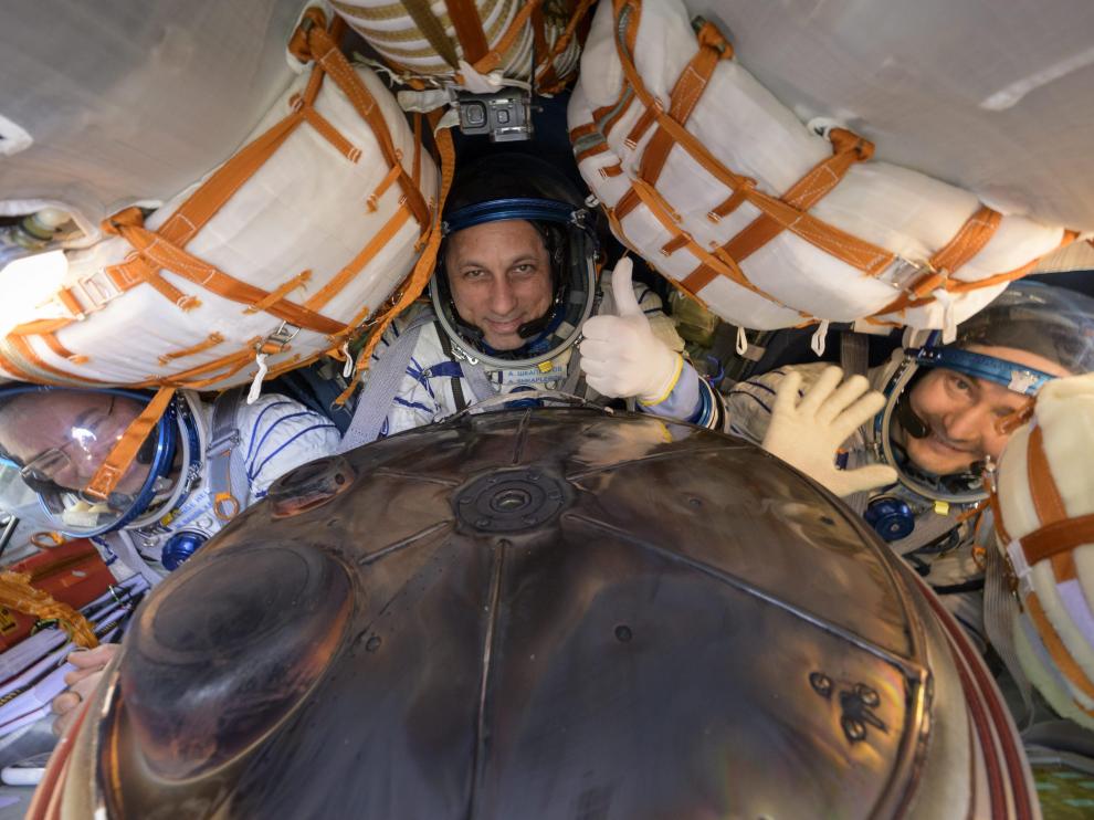 El astronauta estadounidense Mark Vande Hei y los cosmonautas rusos Antón Shkáplerov y Piotr Dubrov.