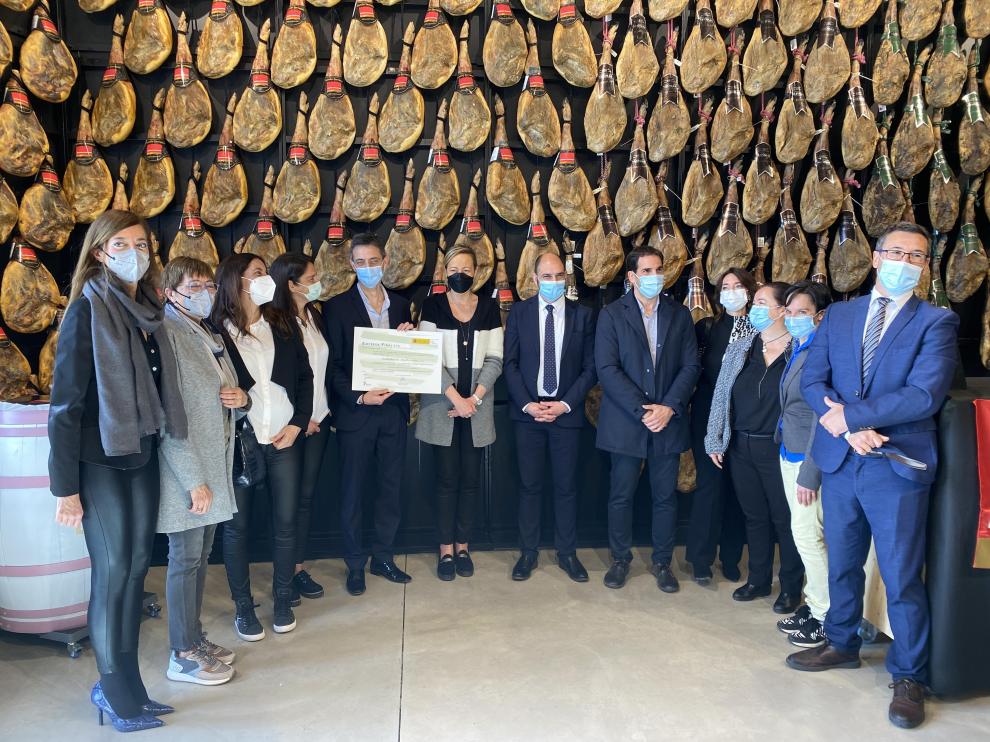 Familia Mairal y autoridades en la entrega del diploma en la tienda de Julián Mairal