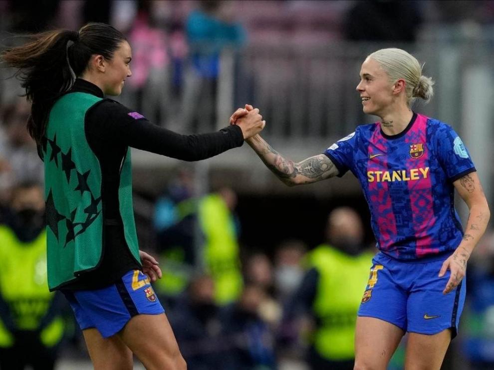Mapi León celebra el gol con su compañera danesa Ingrid Engen.