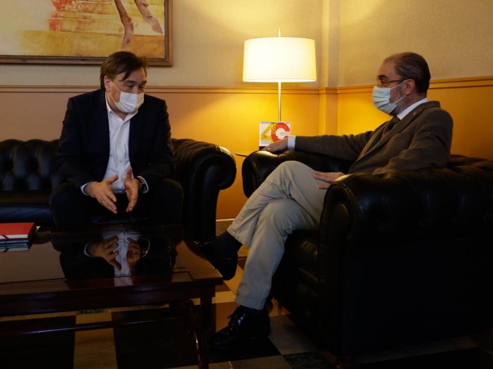 El presidente aragonés, Javier Lambán, y el diputado nacional de Teruel Existe, Tomás Guitarte, en la reunión que han mantenido este viernes en el Pignatelli