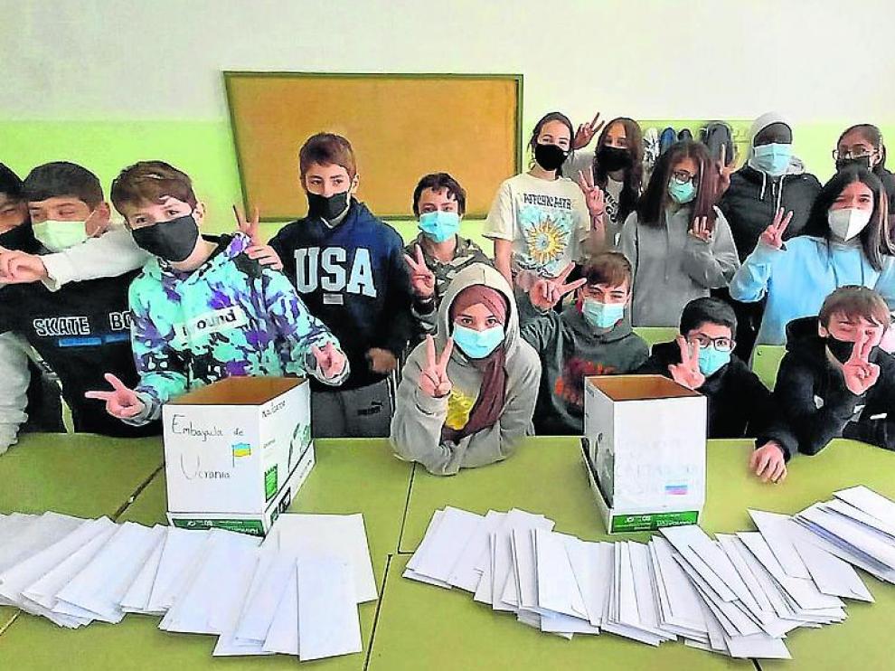 Alumnos de 1ºde la ESO con las cartas ya ensobradas.