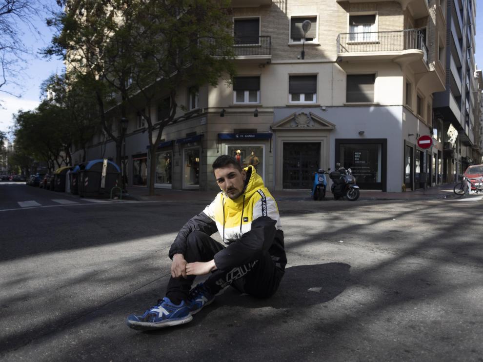 Víctor Atienza, ganador del concurso de rap contra la violencia de género del IAJ, en Zaragoza.