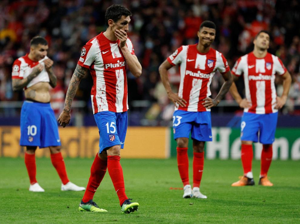 Los jugadores del Atlético se lamentan tras la eliminación