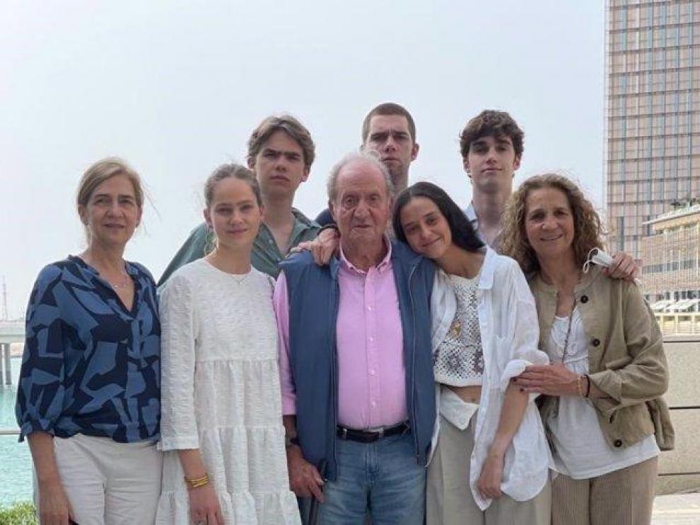 Don Juan Carlos, junto a sus hijas y algunos de sus nietos