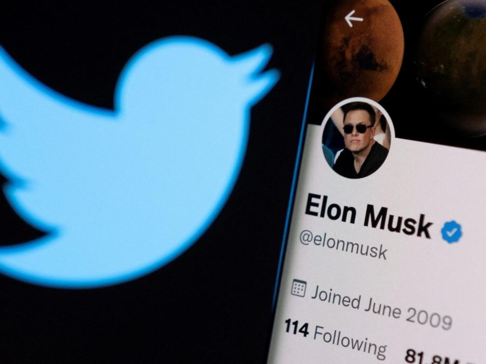 Logo de Twitter junto a la cuenta de Elon Musk