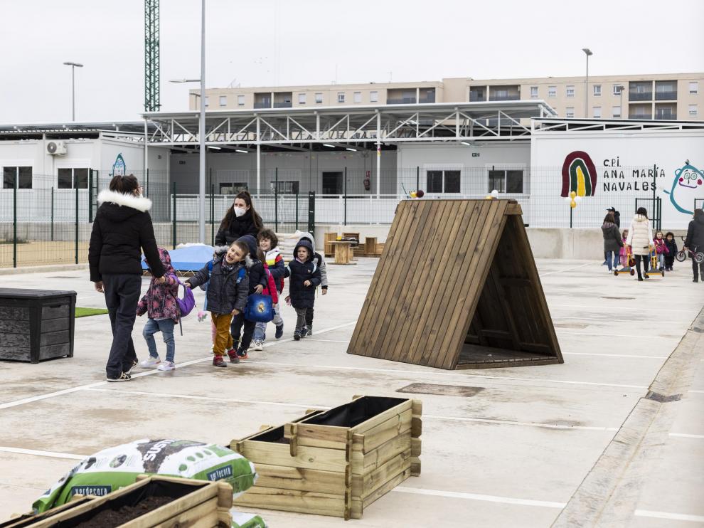 Los grupos de escolares salen de las aulas prefabricadas del colegio Ana María Navales