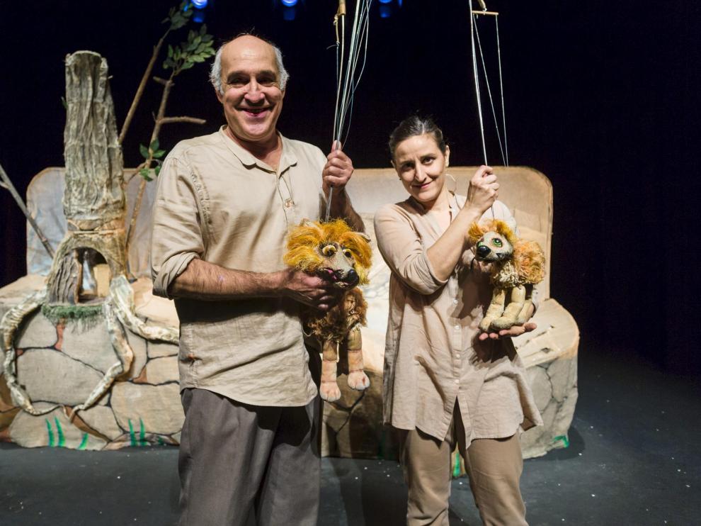 Paco y Marta Paricio posan con las marionetas de Lozovsky.