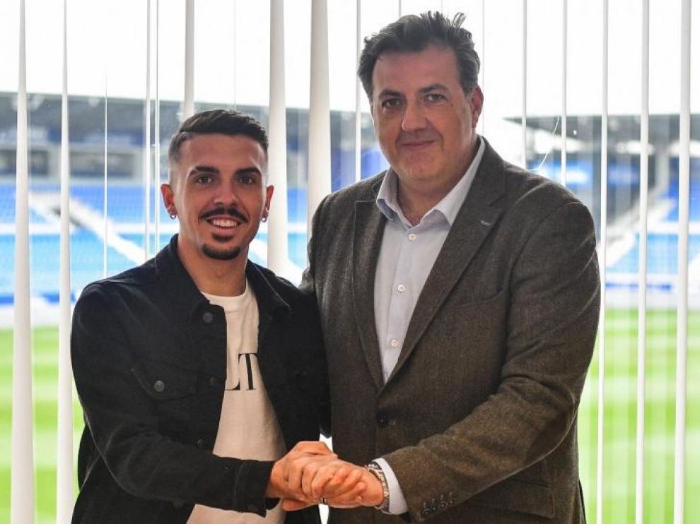 Joaquín, con Manolo Torres, consejero delegado de la SD Huesca.