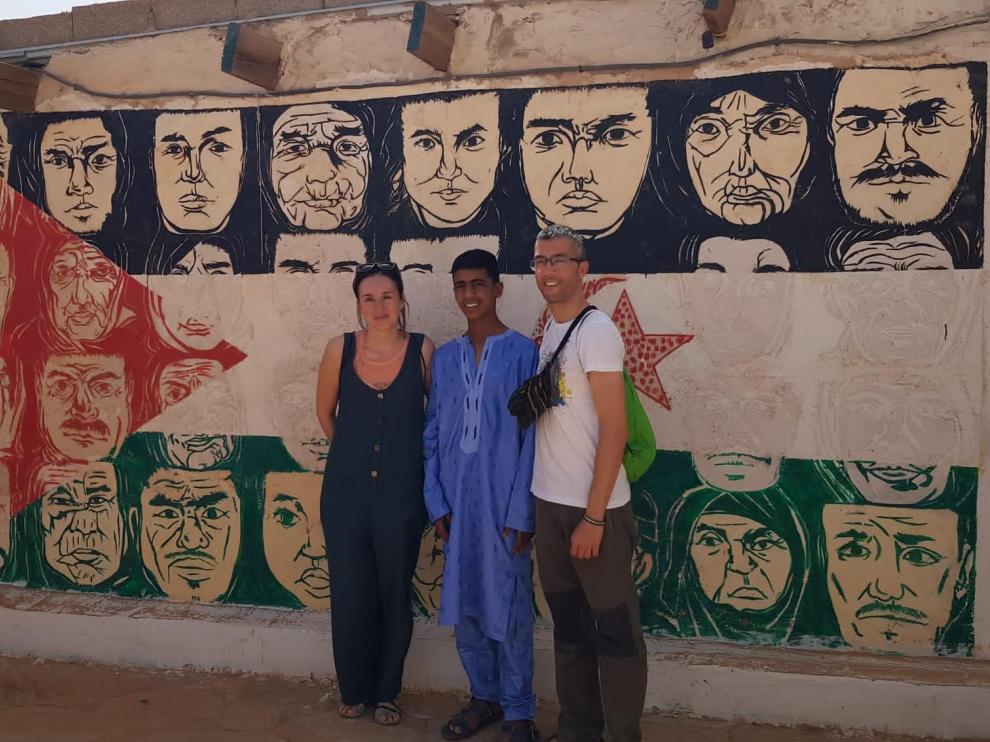 El saharaui Gailani, de 13 años, con Ricardo Pérez y Silvia Grustán