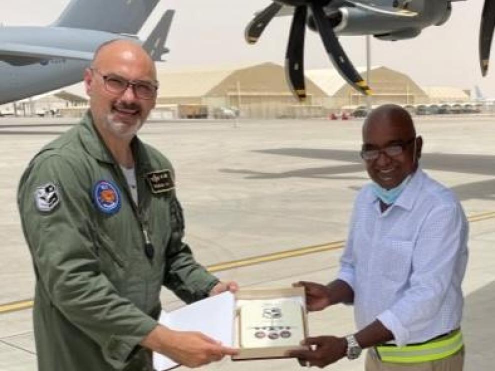 El teniente coronel José Ramón García Paniagua agradece el apoyo de la misión en Kabul a un re`persentante del handing en el aeropuerto de Dubai, donde hacían escala cuando rescataban a los 2.200 afganos durante nueve días de agosto de 2021.