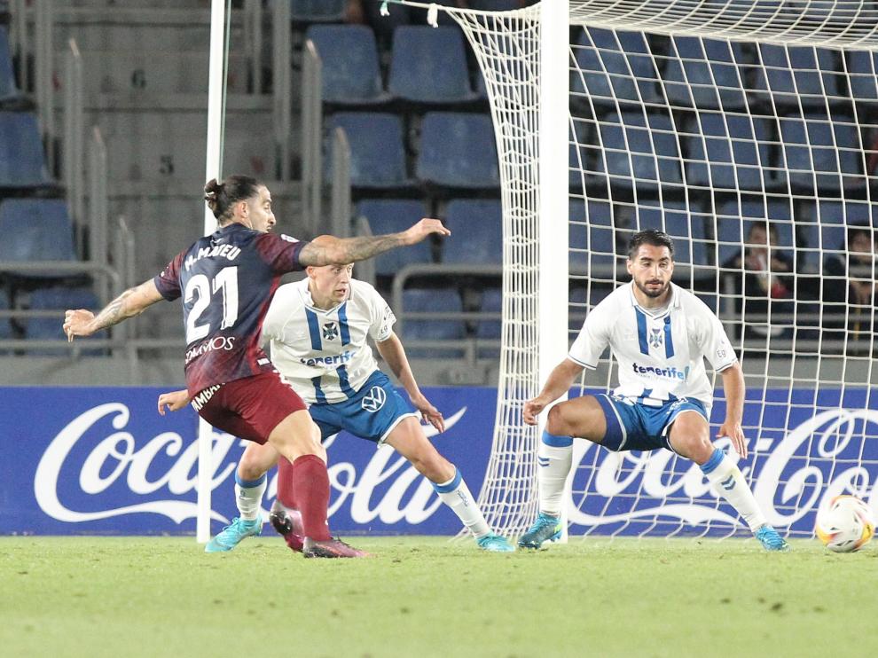 Mateu intenta disparar en el partido contra el Tenerife.