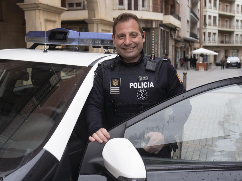 Ángel Loras, con un coche patrulla de la Policía Local, en la plaza de San Juan de Teruel.