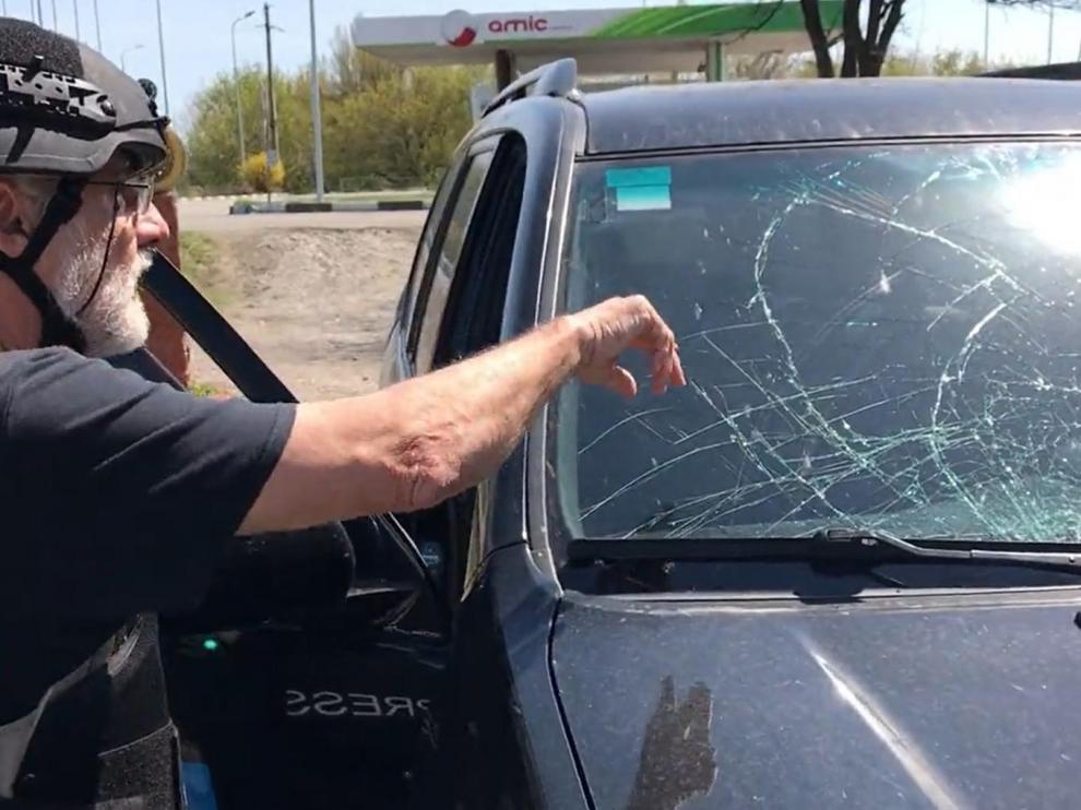 El periodista de RNE Fran Sevilla muestra los destrozos sufridos por el coche.