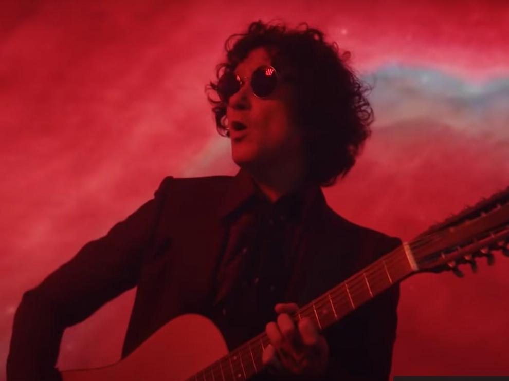 Una imagen del videoclip 'Esperando una señal', con Enrique Bunbury tocando la guitarra.