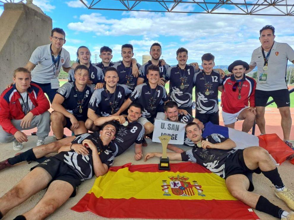 El equipo masculino de rugby 7 de la Universidad San Jorge posa con el título de campeón de España.
