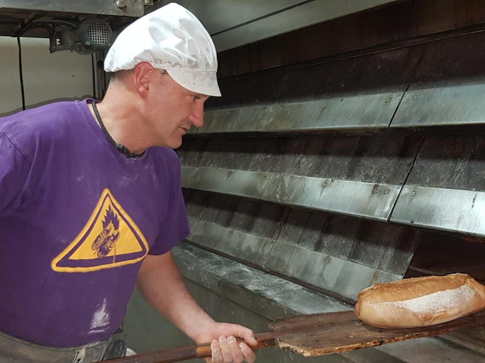 Ángel Terrén tiene 48 años y lleva desde los 17 trabajando en el horno familiar, en Villanúa.