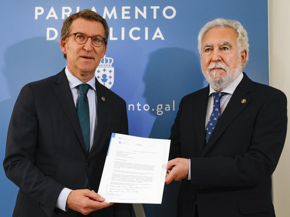 Feijóo entrega su renuncia a Santalices, presidente del Parlamento gallego.
