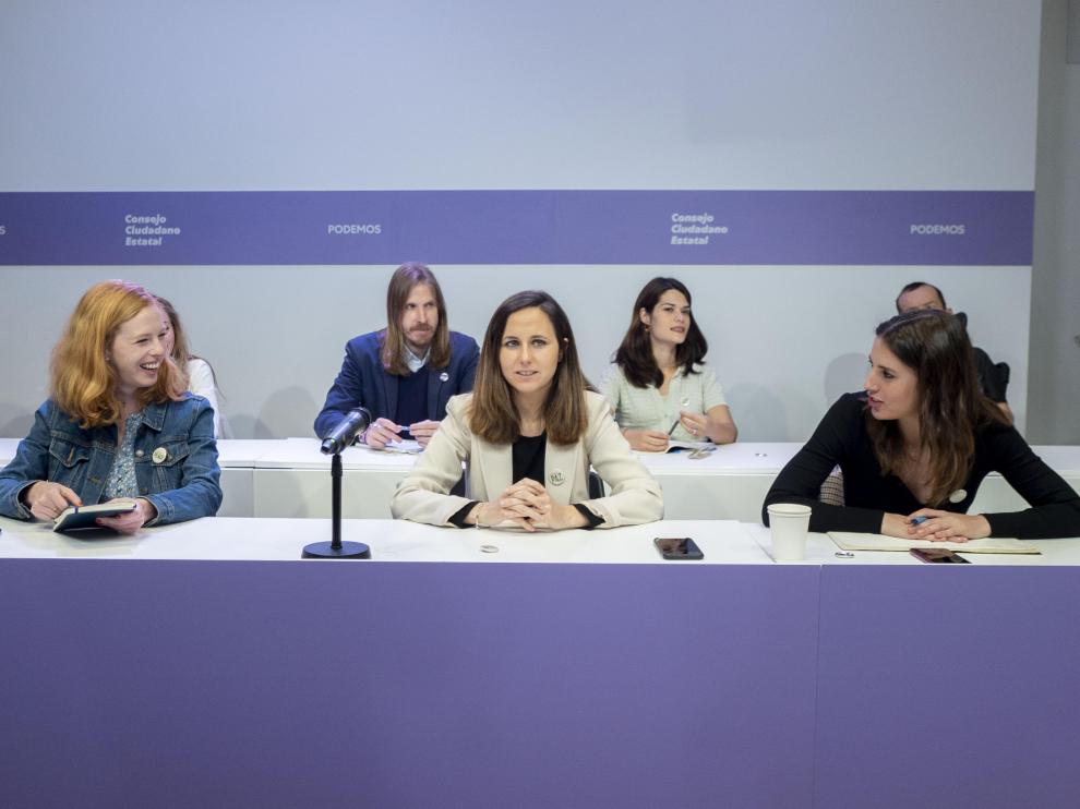 La secretaria general de Podemos y ministra de Derechos Sociales y Agenda 2030, Ione Belarra (i), acompañada por Irene Montero (d), entre otros, durante la inauguración del Consejo Ciudadnano Estatal del partido.