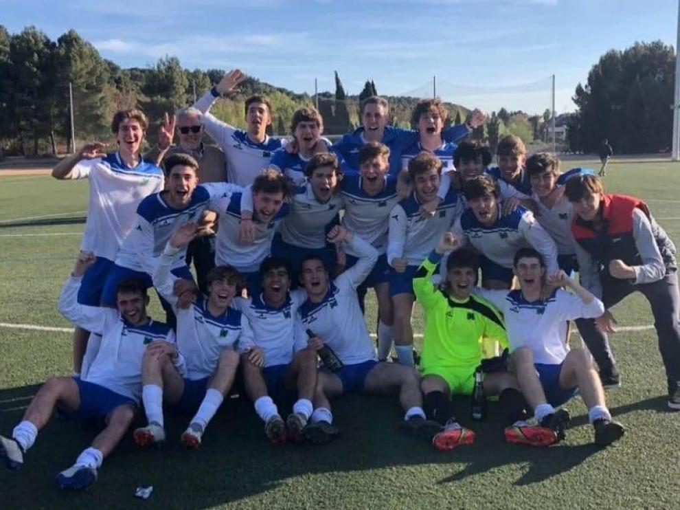 Los jugadores del juvenil de Marianistas celebran el ascenso a Liga Nacional.
