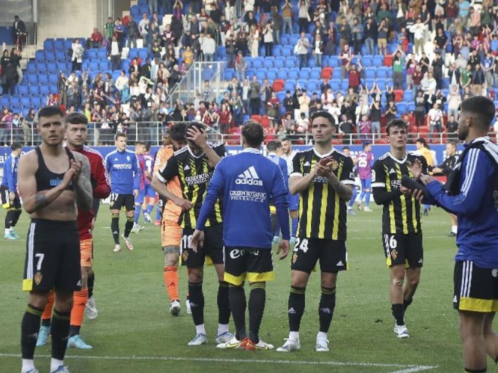 Los jugadores zaragocistas, con gesto torcido, agradecen a la afición blanquilla desplazada hasta Éibar su presencia en Ipurúa.