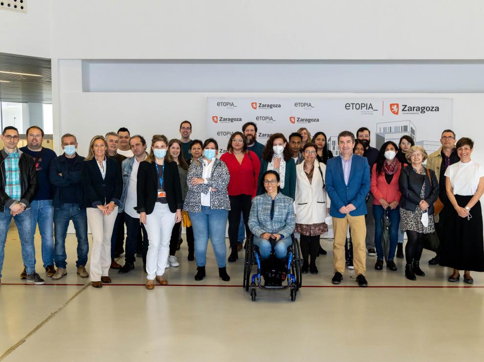 Teresa Perales junto a los participantes y organizadores de Lanzadera Conecta Empleo de Zaragoza.